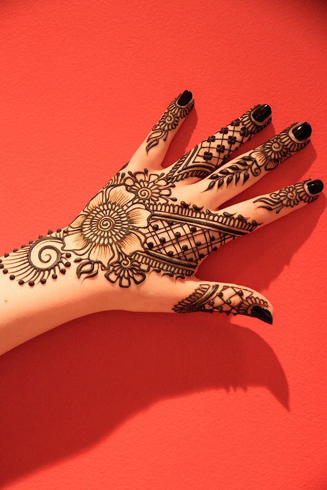 USA, Washington State. Indian Mehendi celebration. Henna application and rituals.